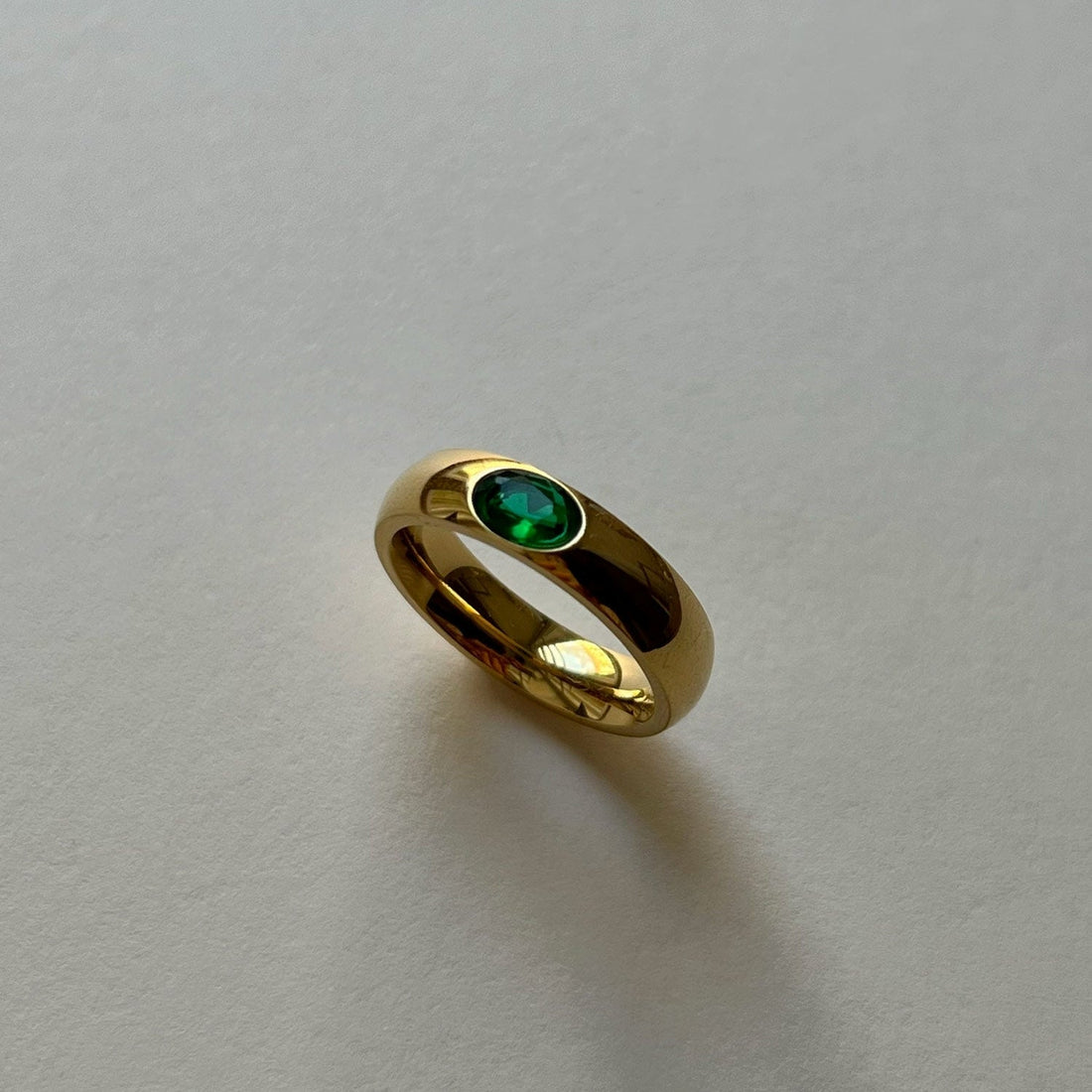 Gold ring with emerald gemstone