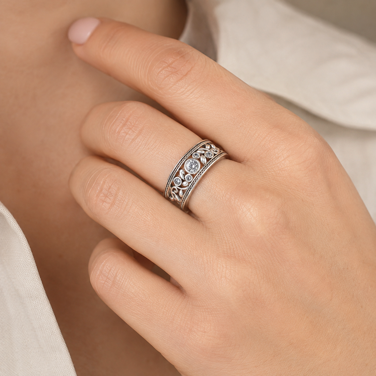 Nina – Vintage Ring with Radiant Detail