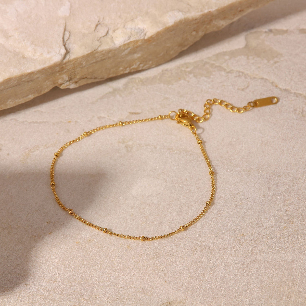 Wren – Elegant golden chain for the ankle