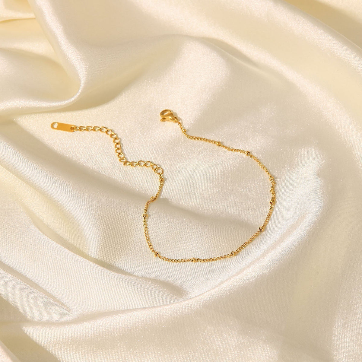 Wren – Elegant golden chain for the ankle