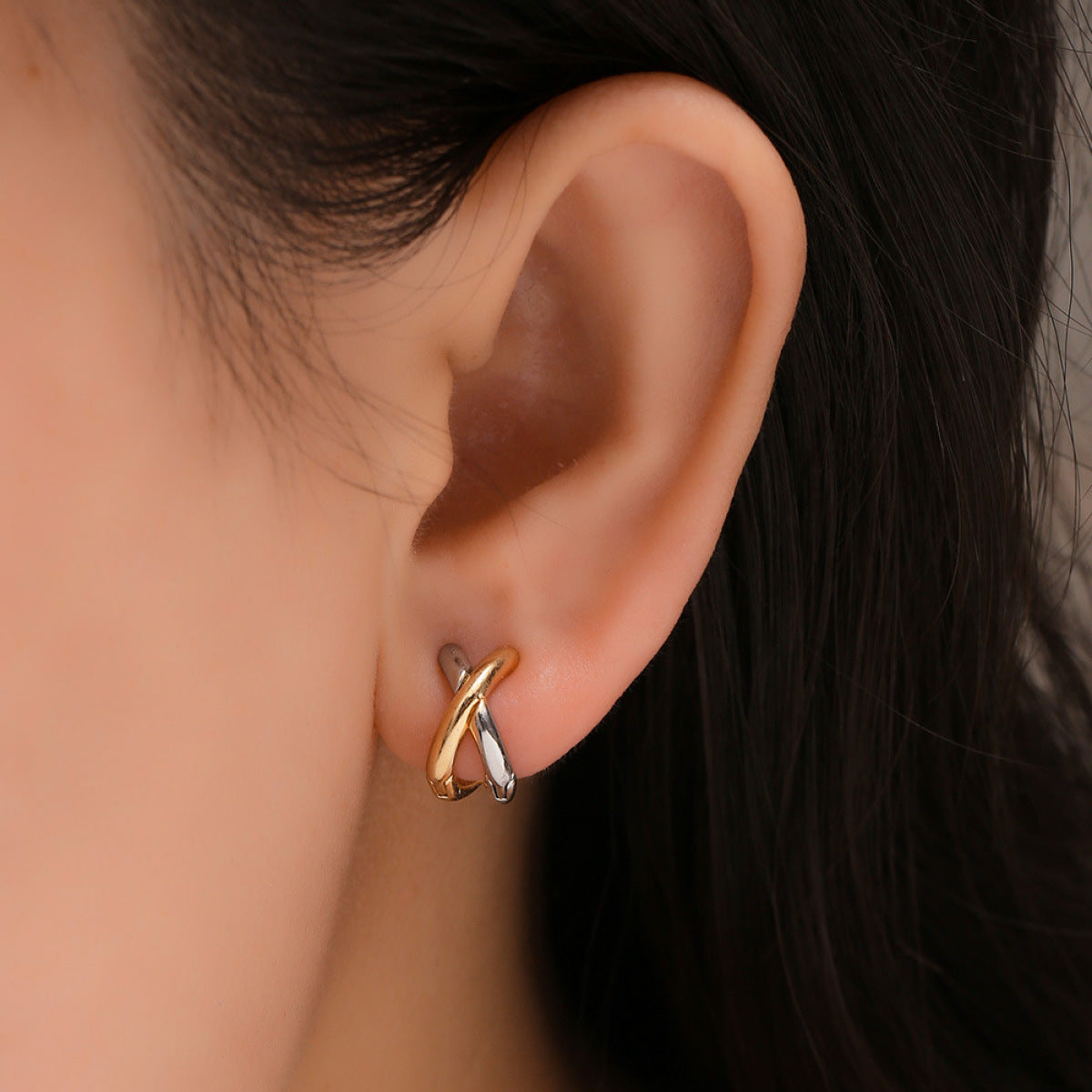Nikka – Elegant Intertwined Hoops