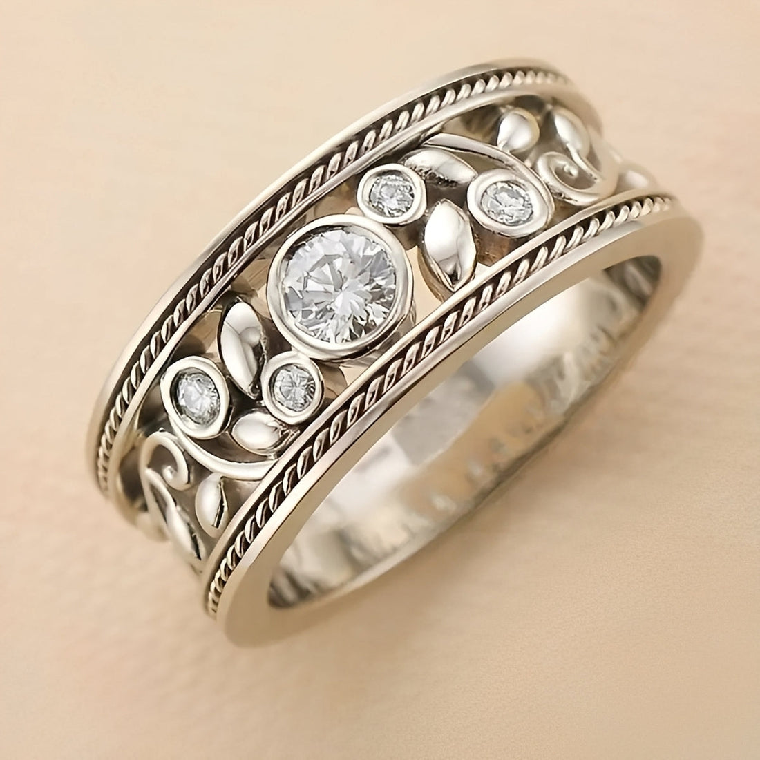 Nina – Vintage Ring with Radiant Detail