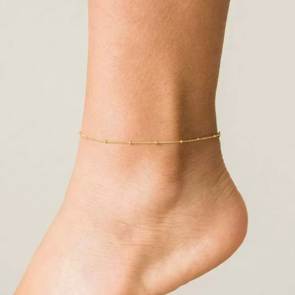 Wren – Elegant golden chain for the ankle