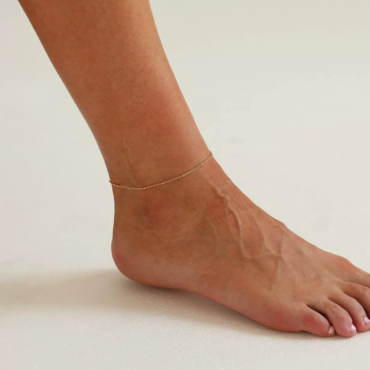 Wren – Elegant golden chain for the ankle