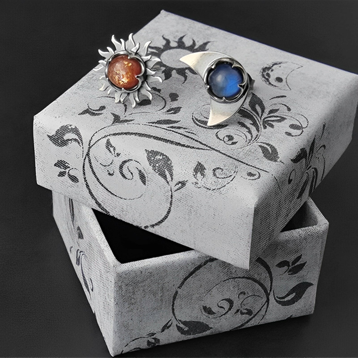 Marian – Sun and moon earrings