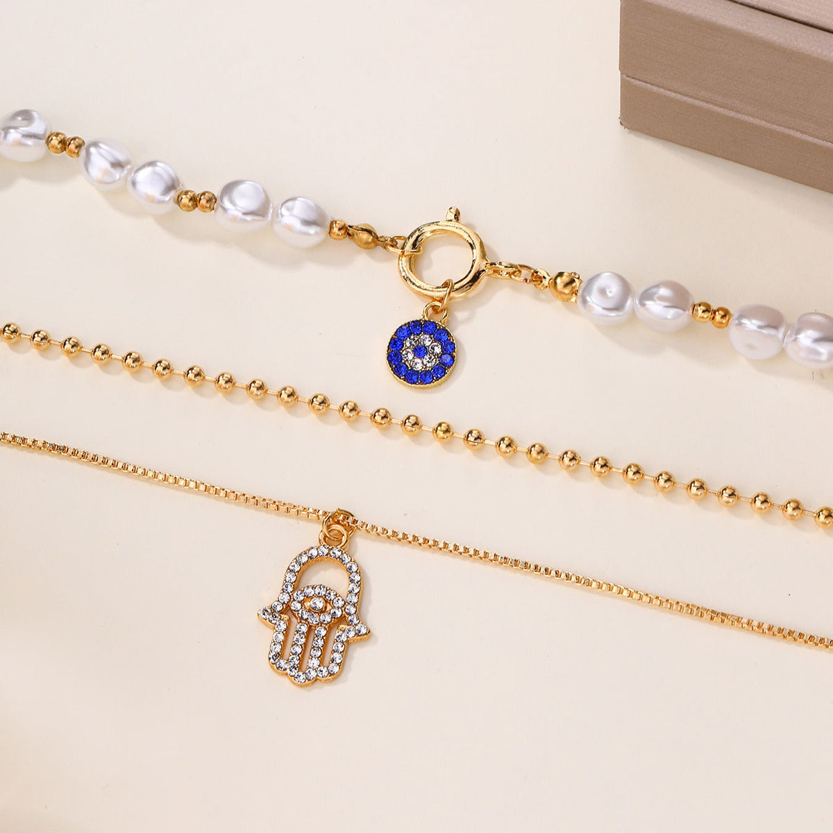 Jade – Multi-layer pearl necklace and Hamsa